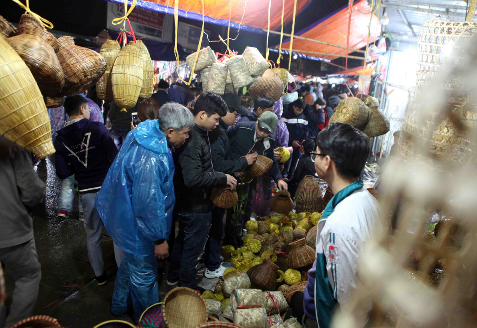 旺市主要出售各种树木、农具和古董。越通社记者 贵忠 摄