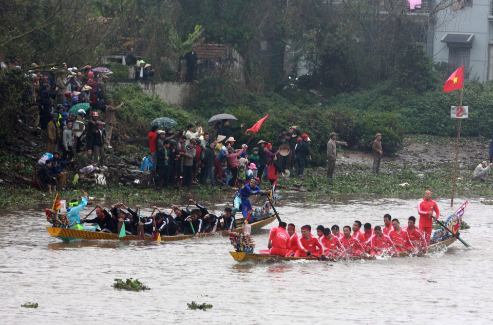 太平省2018年龙舟节热闹气氛。许多当地居民前来观看助威。越通社记者 势阅 摄