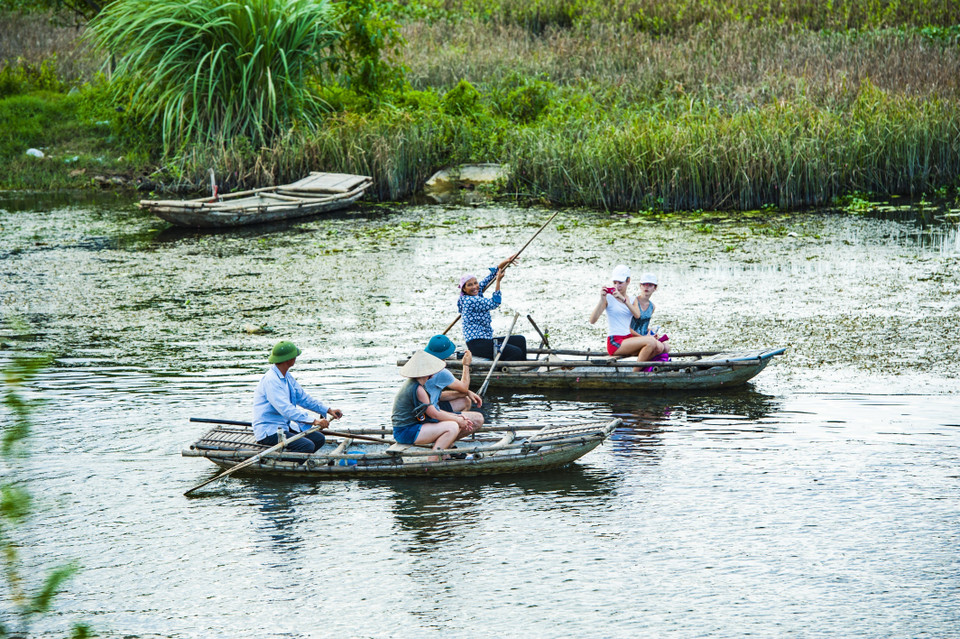 游客坐船游览越南宁平省云龙湿地自然保护区。 越通社记者 明德 摄