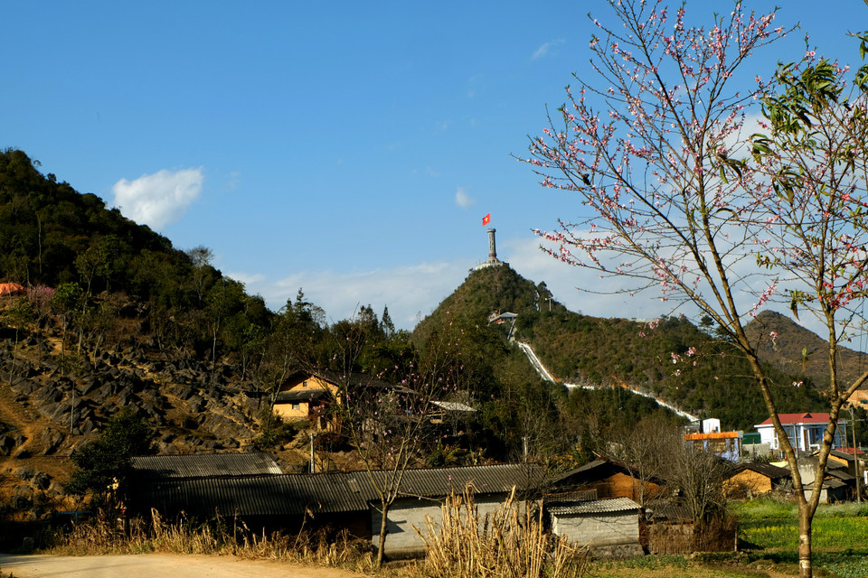祖国极北之地的龙居（Lũng Cú）旗台。越通社记者 祥安 摄。