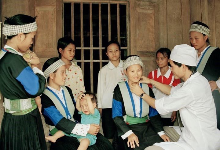 医生们给太原省少数民族进行体检。越通社资料图