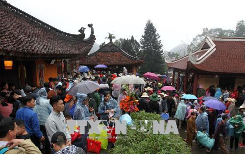 全国各地人民前往香寺赶庙会。越通社记者 中贵 摄。