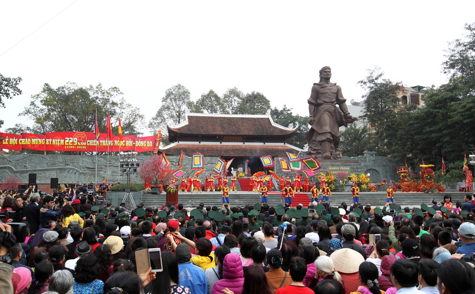 玉回—栋多大捷229周年的栋多丘庙会。越通社记者国庆 摄