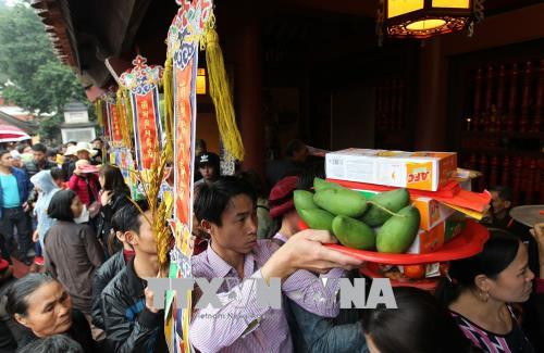 全国各地人民前往香寺赶庙会。越通社记者 中贵 摄。