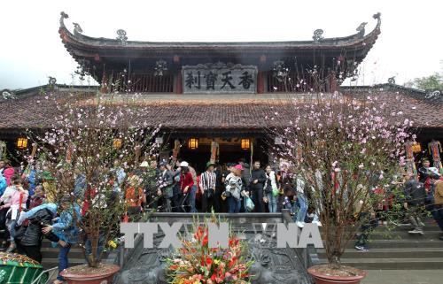 全国各地人民前往香寺赶庙会。越通社记者中贵 摄。