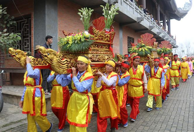 迎桥仪式。越通社记者 宁德方 摄。