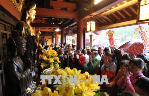 全国各地人民前往香寺赶庙会。越通社记者 中贵 摄。