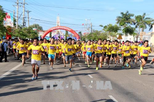 平顺省2018年邪句登山公开赛吸引5省的312运动员参赛。越通社记者阮清 摄
