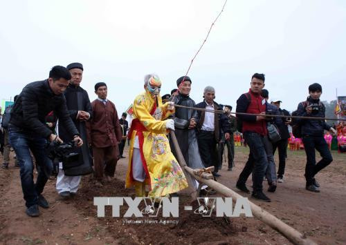 河南省碗山籍田节上农民落实耕田仪式。越通社记者 贵忠摄