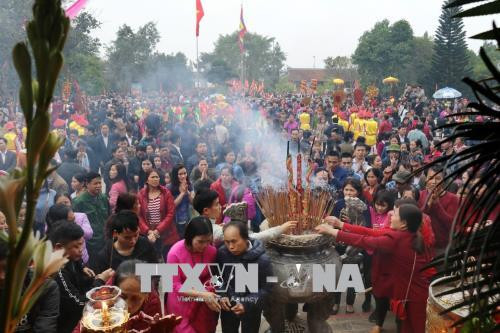 四面八方游客前来逛妪姬国母庙会。越通社记者忠坚摄