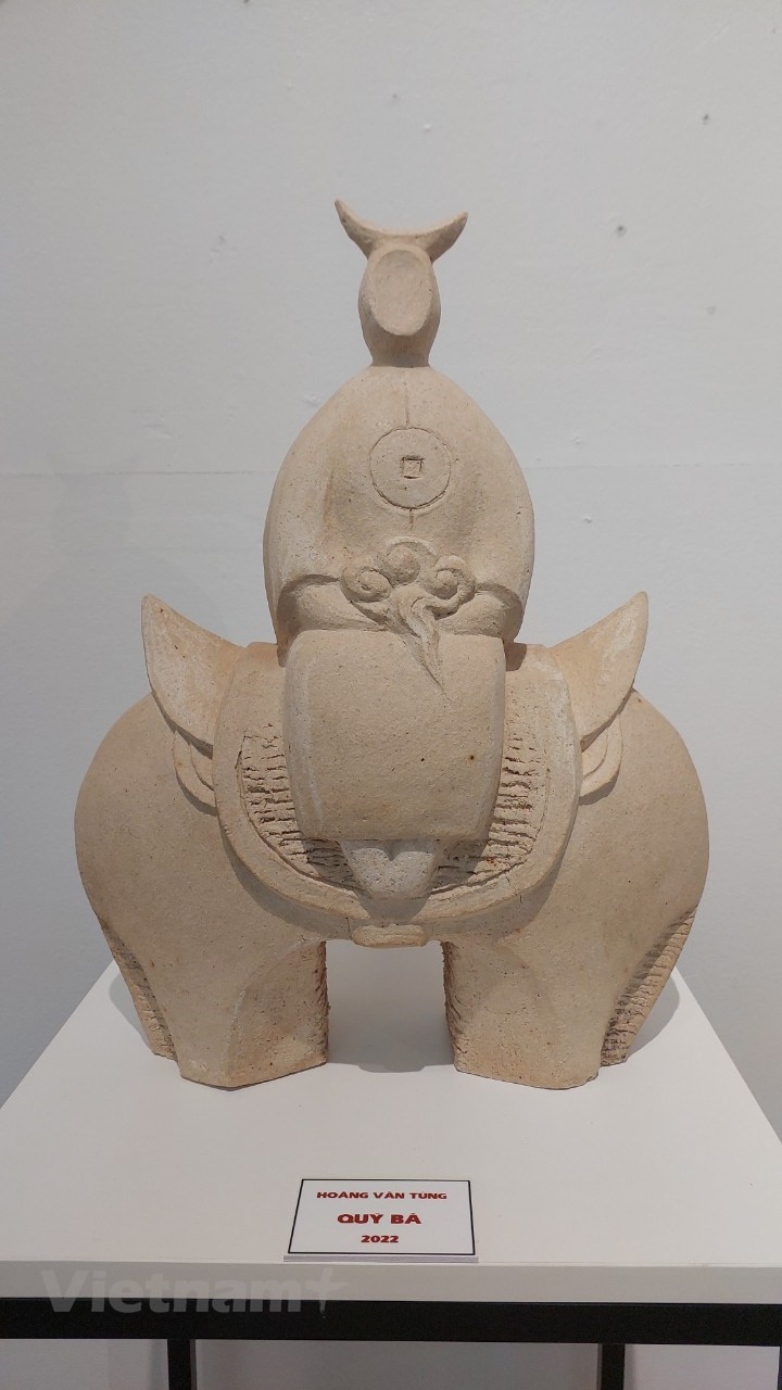 黄文松画家的“女士”作品。制瓷工艺专业化程度高，从拉坯、画坯、施釉到烧窑等主要工序都得以细致分工。瓷器上的纹饰绘制均具有浓郁的越南民族文化特色，诸如：牧童放牛、花枝与鸟、鱼群戏水、河边小草屋等红河三角洲的自然风光和居民日常生活景象。图自Vietnam+