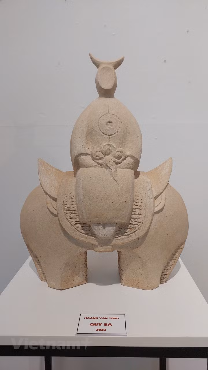 黄文松画家的“女士”作品。制瓷工艺专业化程度高，从拉坯、画坯、施釉到烧窑等主要工序都得以细致分工。瓷器上的纹饰绘制均具有浓郁的越南民族文化特色，诸如：牧童放牛、花枝与鸟、鱼群戏水、河边小草屋等红河三角洲的自然风光和居民日常生活景象。图自Vietnam+