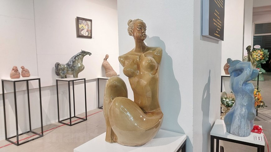 2022年陶器展览会的一个角落。此次展览的作品主展现人、动物以及各种物品的美。每位作者已通过自己的作品展现不同的艺术风格，各有所长，为观者带来有趣的艺术体验 。每位作者已通过自己的作品展现不同的艺术风格，各有所长，为观者带来有趣的艺术体验。图自Vietnam+