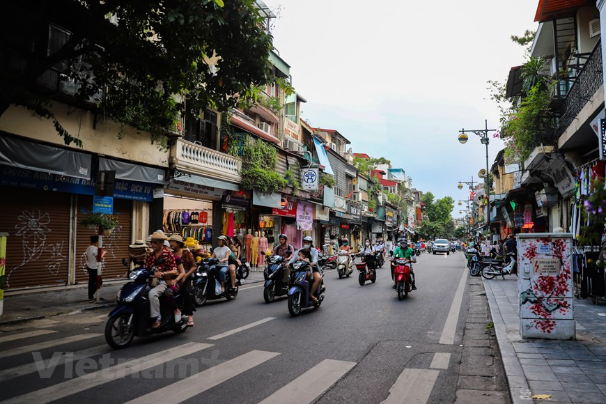 308号大团的部队经过桃行街—桃行街进入城内接管首都，并在升龙皇城古城区会军。在解放日欢腾的气氛中，军政委员会在旗台区举行了历史性的升旗仪式。1954 年 10 月 10 日标志着一个具有重大意义的转折点，开启了升龙-东都-河内历史上新的发展时期。这也是首都河内乃至越南国家建设发展史上一个辉煌的里程碑。图自Vietnam+