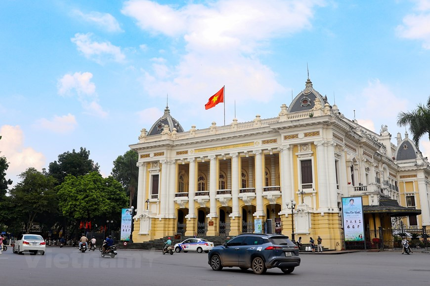 河内市还剑郡的河内大剧院是1954年10月10日15时整哨声预示着历史性的升旗仪式的地方。河内大剧院是位于越南河内的一处始建于20世纪初的大型剧场建筑，外型仿巴黎歌剧院为范本设计，被认为是一个典型的法国殖民时期的建筑古迹，也是法国人在殖民时期建造的三座歌剧院之一，另外两个为胡志明市的海防歌剧院和胡志明市大剧院。图自Vietnam+