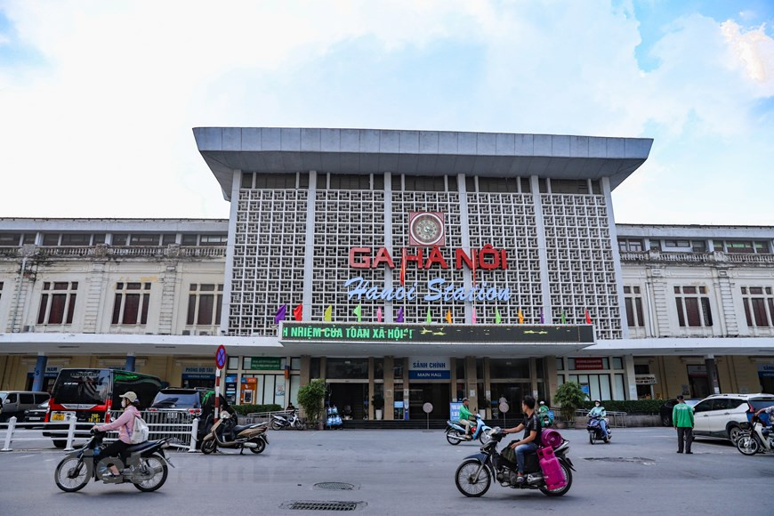 该项目始建于越南被法国殖民统治的法属印度支那时期，于1902年随河海铁路建成通车而落成启用。这是越南河内市栋多郡文庙坊，属于南北线、河老线、河太线、河同线、河海线的铁路车站。河内站是越南国内规模最大的铁路车站，车站占地面积超过216000平方米，站房建筑面积达到105000平方米。图自Vietnam+