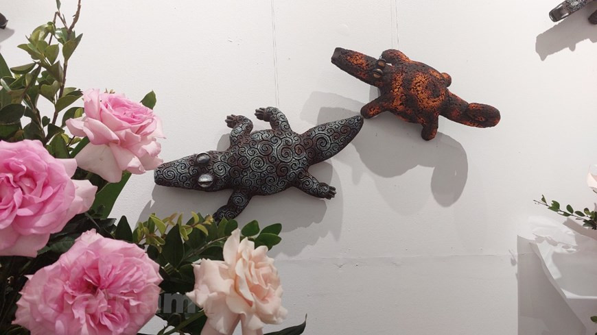 展会上展示武友绒画家的鳄鱼作品。展会上所展示的作品中，有的陶瓷作品曾多次获奖。此次展览的作品主展现人、动物以及各种物品的美。每位作者已通过自己的作品展现不同的艺术风格，各有所长，为观者带来有趣的艺术体验。按计划，该展览会将延长到11月16日。图自Vietnam+