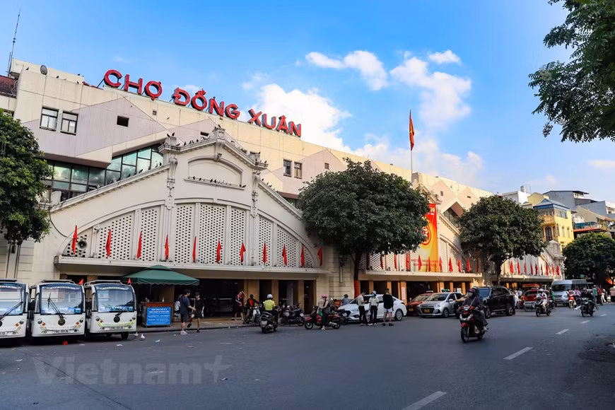 同春市场是308号大团的部队会军接管首都，并前往升龙皇城古城区会军的地方。同春市场是一座位于越南河内市还剑郡的大型批发市场，原建筑由法国殖民政府兴建，在1889年落成。同春市场在1994年7月14日几乎被一场火灾摧毁，之后进行过多次修复工程。这座市场是河内市面积最大的室内市场，批发商会在这里售卖服装、家庭用品、食品等商品。图自Vietnam+