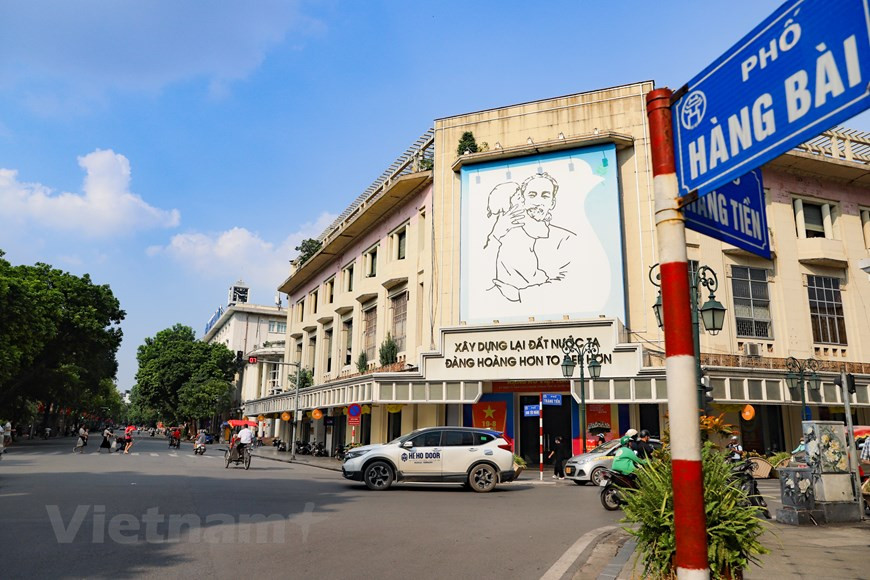 308号大团的部队1954年10月10日上午从还剑湖周边街道的行排—丁先皇街进入城内接管河内。1954 年 10 月 10 日标志着一个具有重大意义的转折点，开启了升龙-东都-河内历史上新的发展时期。这也是首都河内乃至越南国家建设发展史上一个辉煌的里程碑。经历了许多风风雨雨，河内仍然不愧为千年文献的首都，国家的心脏。图自Vietnam+