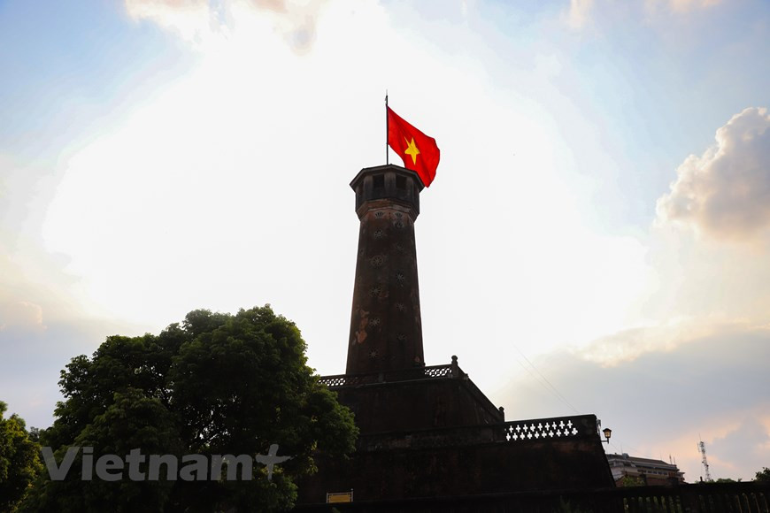河内旗台始建于阮朝时代，历史性的升旗仪式于1954年10月10日在这里举行。河内旗台建于1805年至1812年。河内许多其他建筑都被法国殖民当局摧毁（1896年至1897年），但是该塔幸存了下来，用作军事哨所。它现在位于越南军事历史博物馆内。河内旗台包括三层和一个金字塔形塔，塔内设有螺旋形楼梯通往塔顶。该塔由36个花形和6个扇形窗照明。塔顶是越南国旗。图自Vietnam+