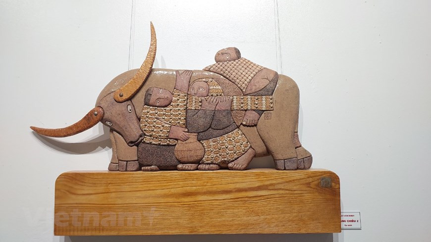 黎文奎画家的“黄昏”作品。2022年陶器展览会于11月8日晚开幕，向公众展示了工业美术大学5名教师的80件作品。他们其中曾参加过国内外著名展览，其陶瓷作品曾多次获奖。此次展览的作品主展现人、动物以及各种物品的美。每位作者已通过自己的作品展现不同的艺术风格，各有所长，为观者带来有趣的艺术体验。图自Vietnam+