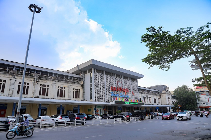 河内站（又称草行站）是越南军队于1954年10月9日上午从法军接管的首个基地。河内站体现了浓厚的法国式建筑风格，最明显的特征是采用了米黄色外墙和孟沙式屋顶。1972年，越南战争期间美军对河内市进行广泛轰炸，河内站的中央大厅部分建筑被炸毁。战争结束后，越南铁路总局于1976年对河内站进行修复，在原有站房基础上新建了一个混凝土结构的中央大厅，从而形成了现今所见到的外貌。图自Vietnam+