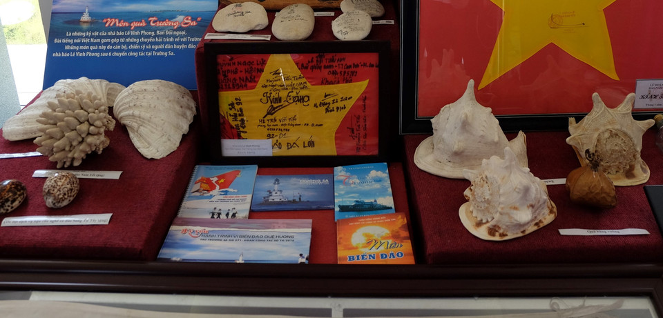 海岛空间还展示了由在海岛战士们寄送给后方的珊瑚石、海螺、国旗、印刷品等。图自越通社