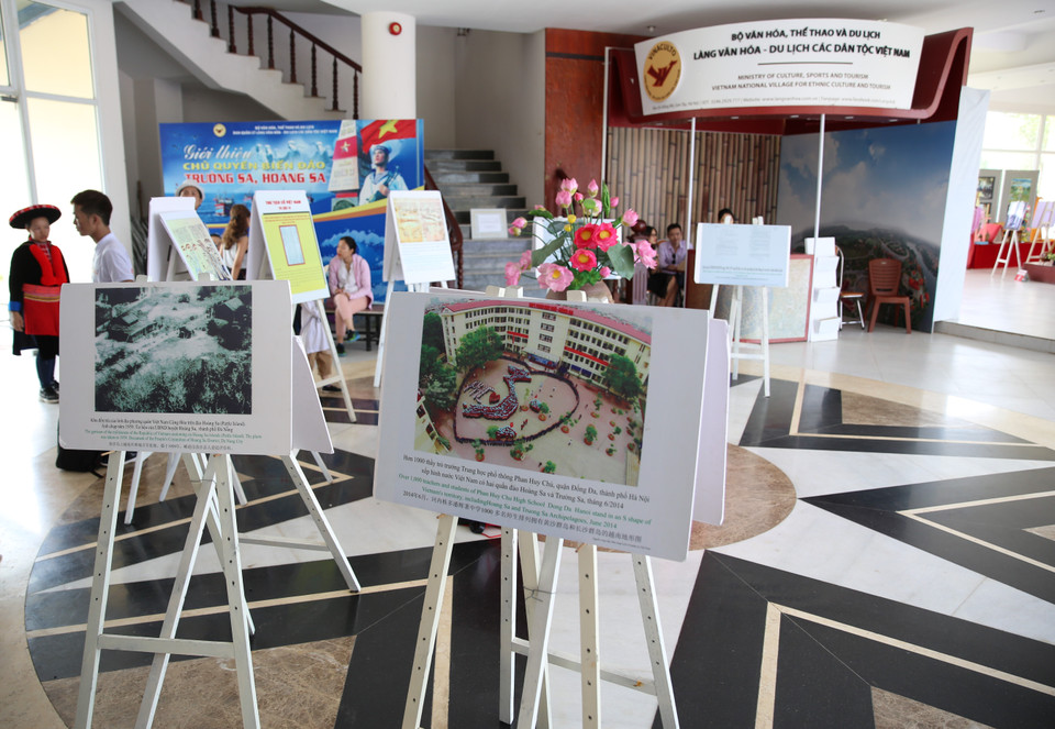 海岛空间展示了关于越南海洋岛屿的许多图片和资料。图自越通社