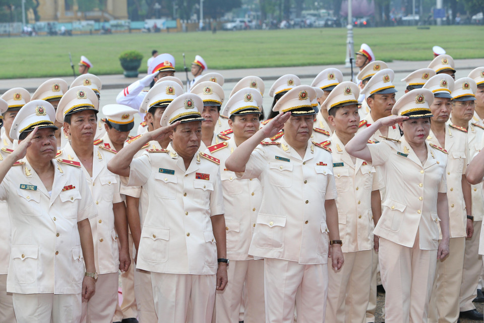 越共中央公安党委代表团入陵瞻仰胡志明主席遗容。图自越通社