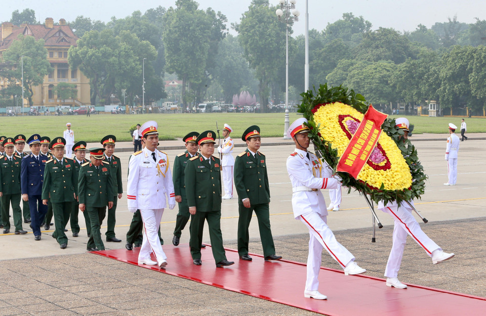 越共中央军委和国防部代表团入陵瞻仰胡志明主席遗容。图自越通社