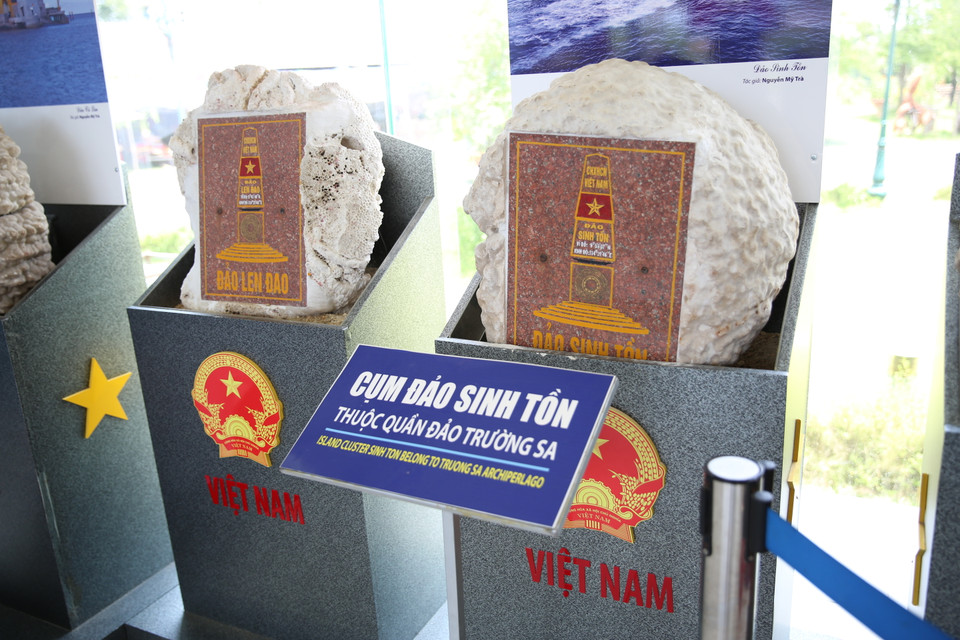 海岛空间展示长沙群岛中的诸岛主权地标模型。图自越通社