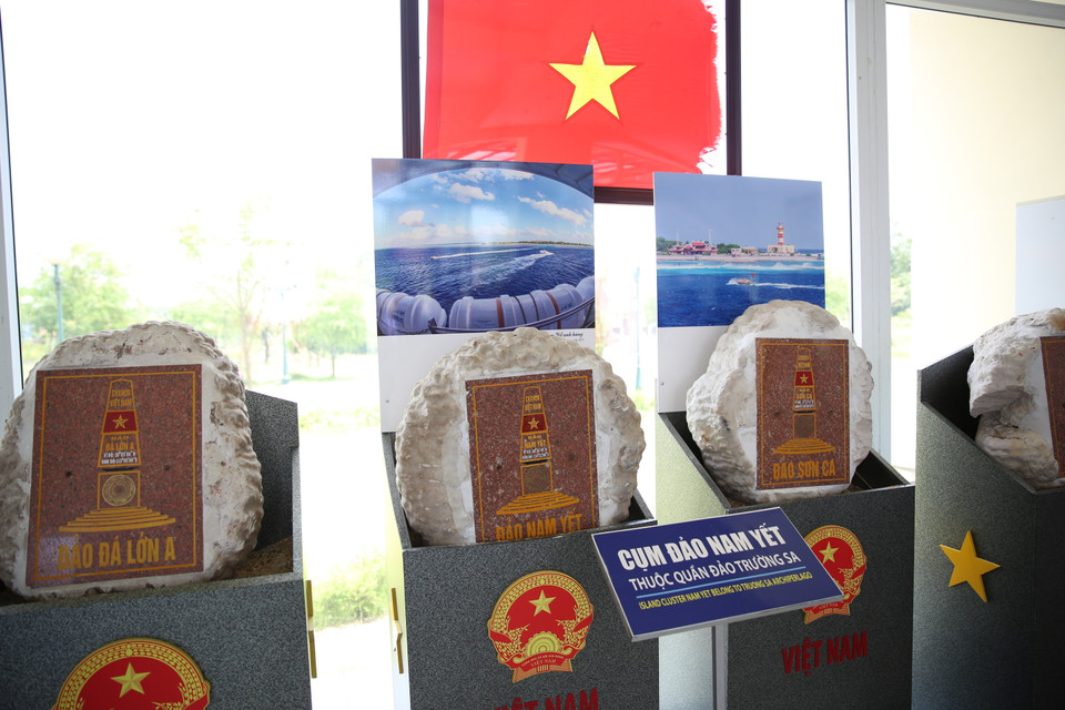 2011年8月28日，越南人民军海军军种向越南各民族文化村赠送越南守护主权的21座岛屿上的21块石头，并在海岛空间展示。图自越通社