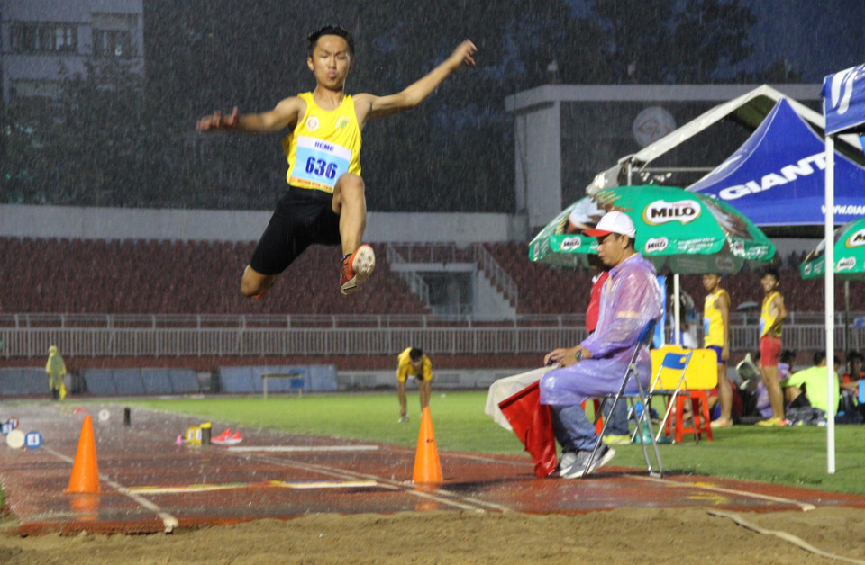运动员参加男子跳远决赛。图自越通社