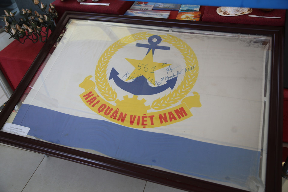 由海岛战士们寄送的被风雨侵蚀和撕破的海军旗在海岛空间展示。图自越通社