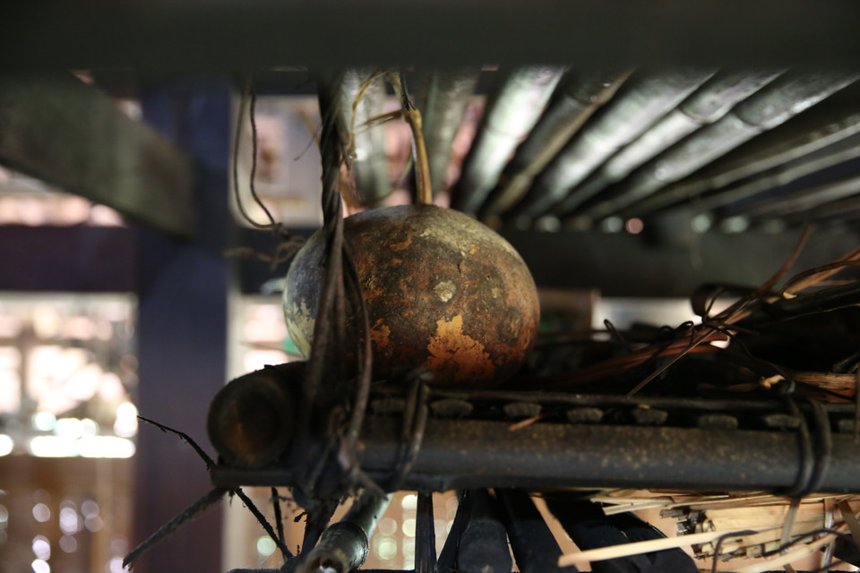 岱依族同胞将葫芦放在火塘上的竹架晾干，葫芦里面的籽可以当种子，岱依族把葫芦外皮刮去用来做天琴（đàn tính）——傣族天曲（hát then）的传统乐器。图自越通社