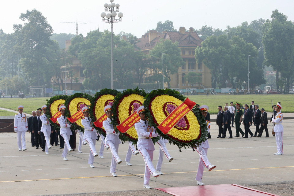 越南共产党、国家和祖国阵线中央委员会历代领导代表团入陵瞻仰胡志明主席遗容。图自越通社
