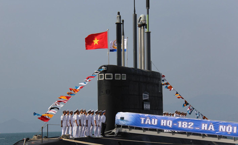 189潜艇旅的诞生增强了越南海军的力量，为建设一支革命、正规、精锐和逐步现代化、具有足够防卫祖国海洋岛屿主权的越南人民军队力量作出了贡献。图为HQ-182河内潜艇升旗仪式于2014年1月15日在庆和省金兰湾军港举行。越通社记者 先明 摄