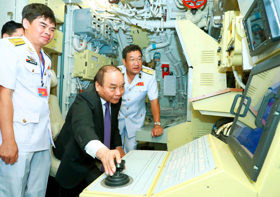 越南政府总理阮春福对HQ-187巴地头顿号潜艇进行视察。越通社记者 统一 摄