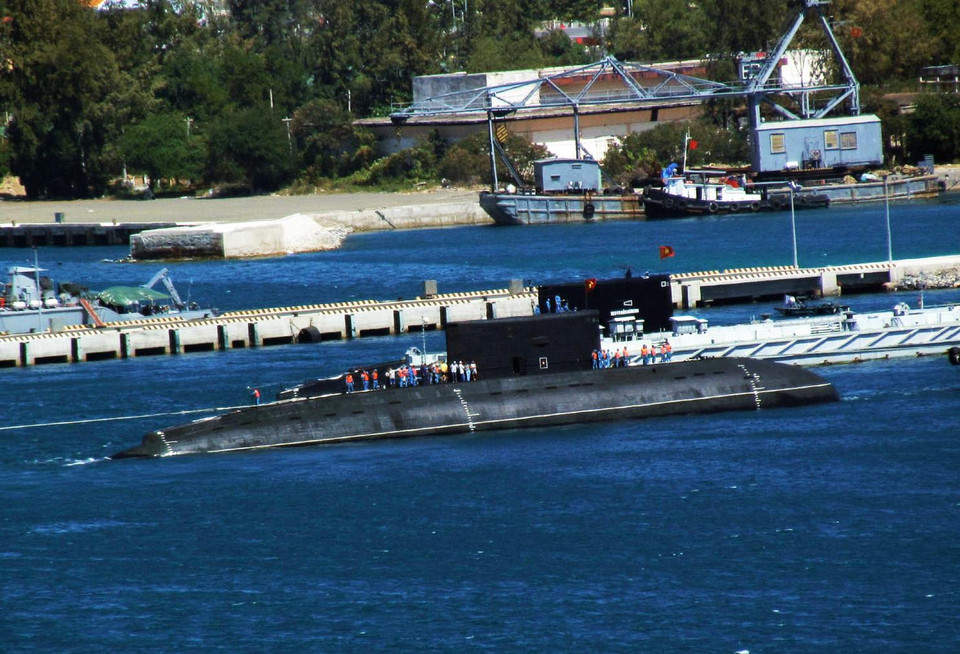 目前，六艘潜艇已做好了充分的准备，随时都能参与最高级作战方案，在任何情况下均能及时满足捍卫祖国主权的要求。图为HQ – 183胡志明市潜艇2014年4月3日举行的升旗仪式。越通社记者 德八 摄