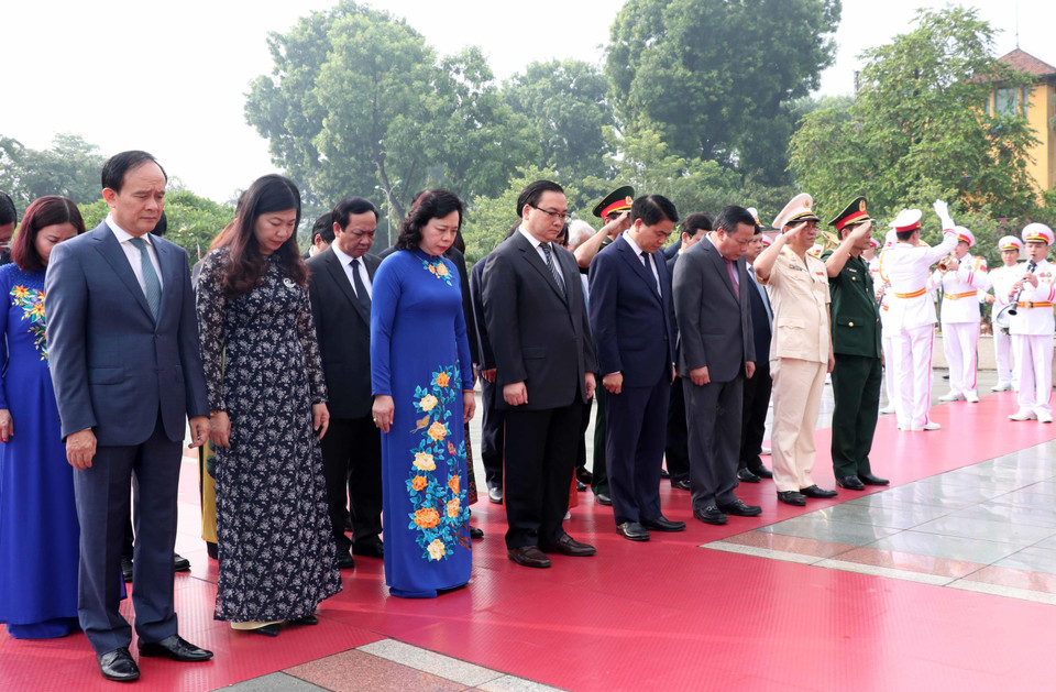 河内市代表团向各位英雄烈士上香和敬献花圈，深刻缅怀革命先烈的不朽功绩。图自越通社