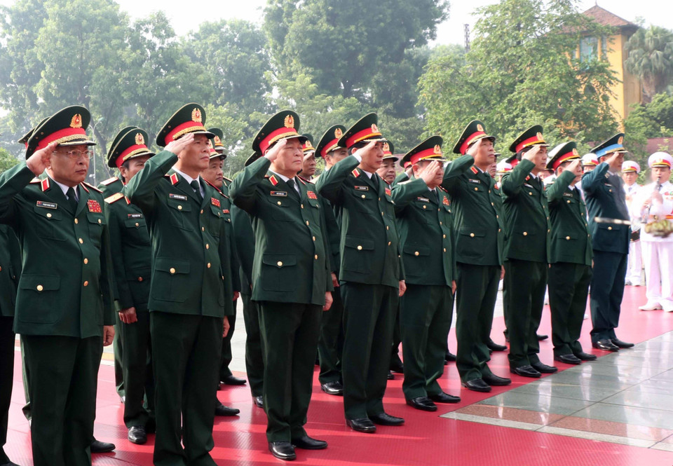 越共中央军委、国防部代表团向各位英雄烈士上香和敬献花圈，深刻缅怀革命先烈的不朽功绩。图自越通社