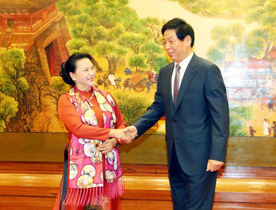 中共中央政治局常委、全国人大常委会委员长栗战书迎接越南国会主席阮氏金银一行。越通社记者 仲德 摄