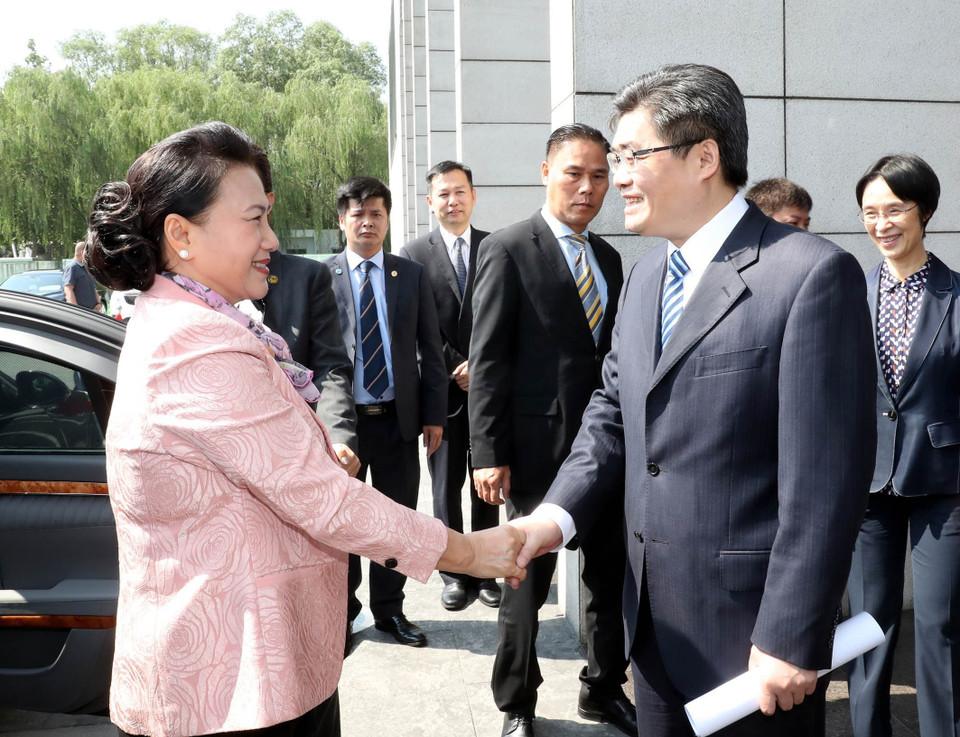 中国中关村国家自主创新示范区展示中心领导欢迎越南国会主席阮氏金银一行参观访问。越通社记者 仲德 摄