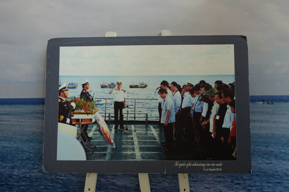 海岛空间所展示的图片让参观者更加了解了海岛战士们的生活和他们遇到的困难。图自越通社