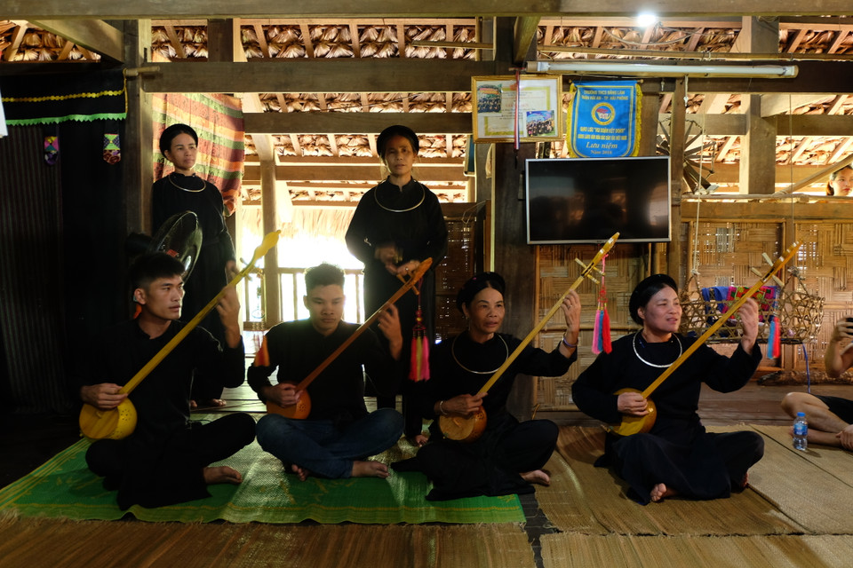 岱依族同胞们为游客们送上天曲演奏节目。图自越通社