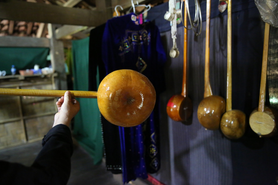 岱依族同胞把葫芦的外皮刮去用来做天琴。图自越通社