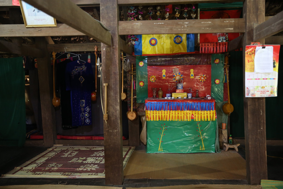  岱依族同胞的供桌。在岱依族家庭里，像祖父祖母等年长的人就睡在供桌后边的房间。图自越通社