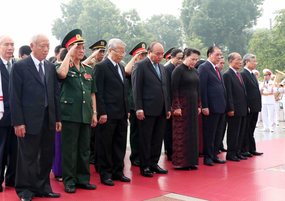 越南共产党、国家和祖国阵线历代领导向各位英雄烈士上香和敬献花圈，深刻缅怀革命先烈的不朽功绩。图自越通社