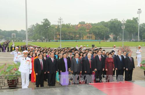 越南党、国家领导和第十四届国会代表拜谒胡志明主席陵墓。