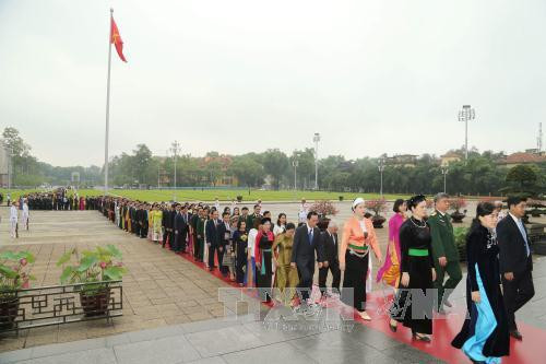 越南党、国家领导和第十四届国会代表等前往胡志明主席陵墓敬献花圈